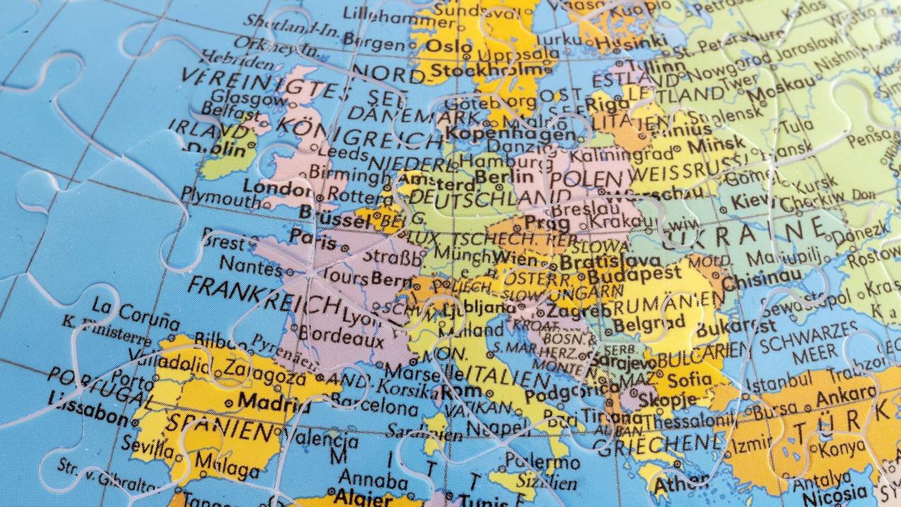 Globus aus Puzzleteilen, im Ausschnitt zu sehen ist Europa mit seinen heutigen Grenzen