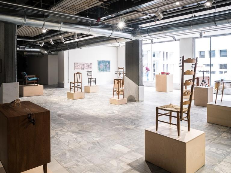 Zu Musikinstrumenten umgebaute Möbel stehen auf Podesten im Athener Konservatorium
