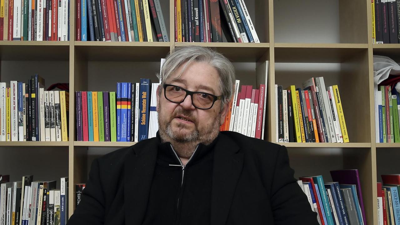 Porträt von Bernd Wagner vor einer Bücherwand. Porträt von Bernd Wagner vor einer Bücherwand.