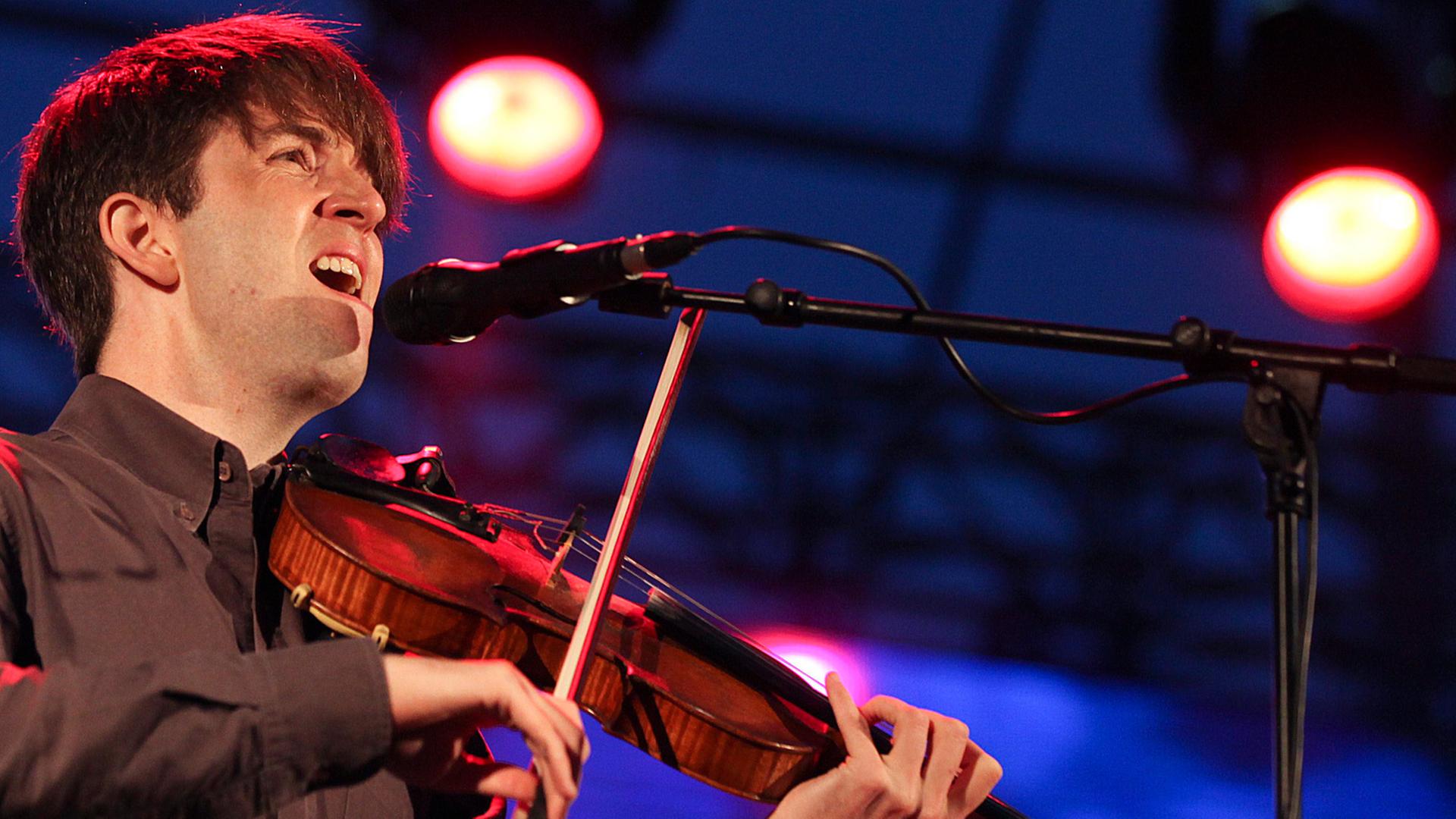 Der kanadische Sänger Owen Pallett während eines Auftritts in Lissabon im Juli 2013 mit einer Geige in der Hand. Der kanadische Sänger Owen Pallett während eines Auftritts in Lissabon im Juli 2013 mit einer Geige in der Hand.