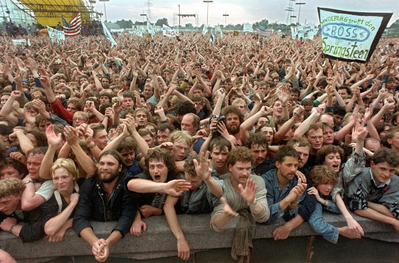 Begeisterte Zuschauer bei einem Konzert des amerikanischen Rockmusiker Bruce Springsteen, auch "The Boss" genannt, 1988 in Ostberlin.