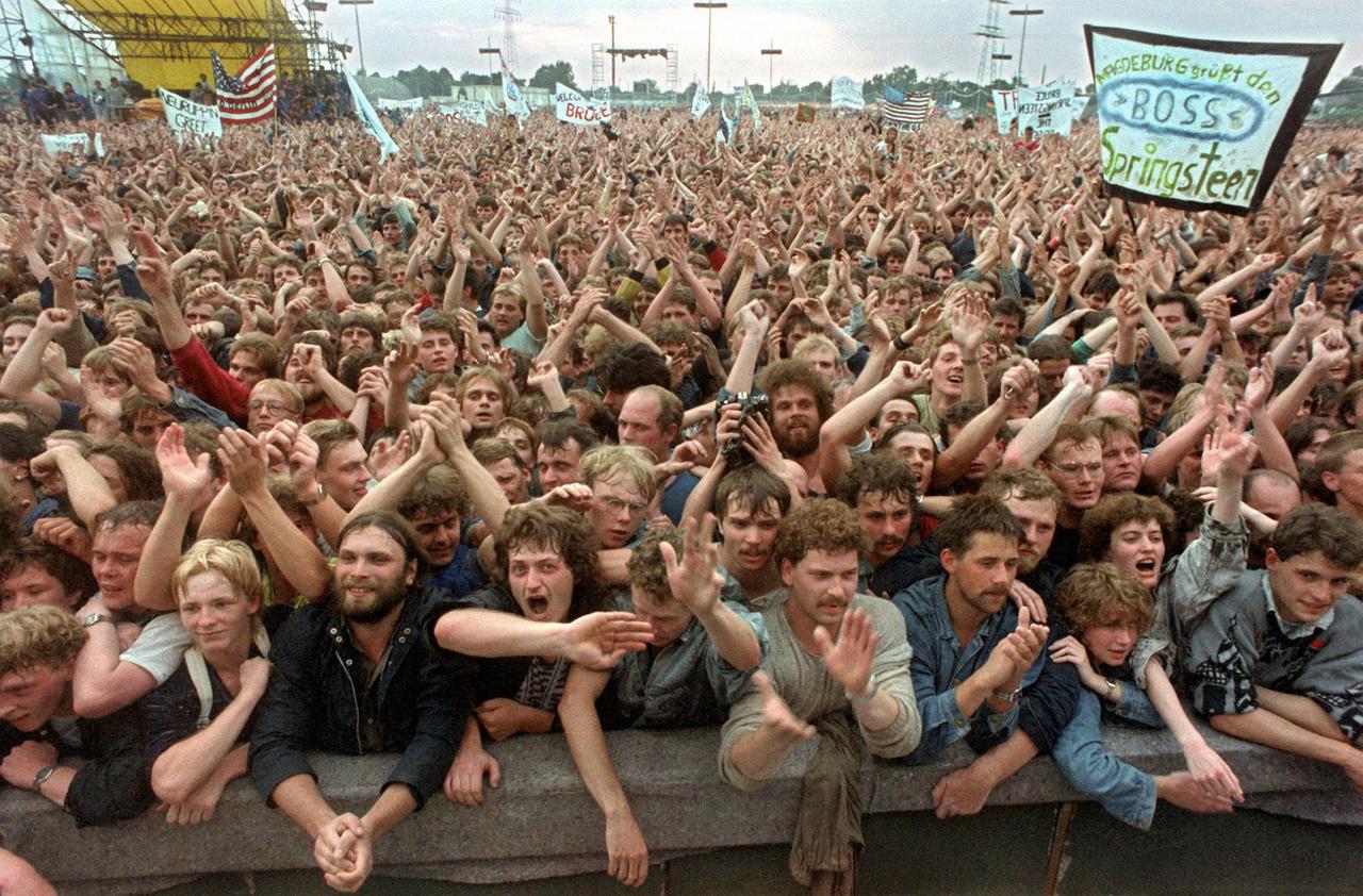 Begeisterte Zuschauer bei einem Konzert des amerikanischen Rockmusiker Bruce Springsteen, auch "The Boss" genannt, 1988 in Ostberlin. Begeisterte Zuschauer bei einem Konzert des amerikanischen Rockmusiker Bruce Springsteen, auch "The Boss" genannt, 1988 in Ostberlin.
