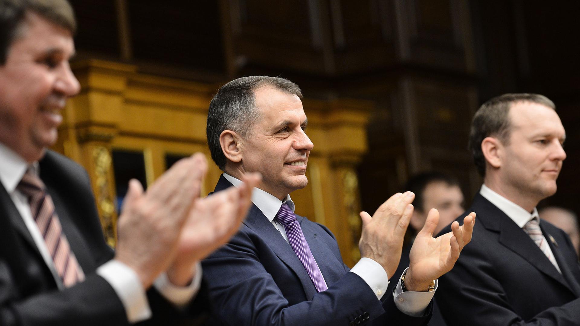 Krim-Parlamentssprecher Vladimir Konstantinov wird in der Duma herzlich empfangen. Krim-Parlamentssprecher Vladimir Konstantinov wird in der Duma herzlich empfangen.
