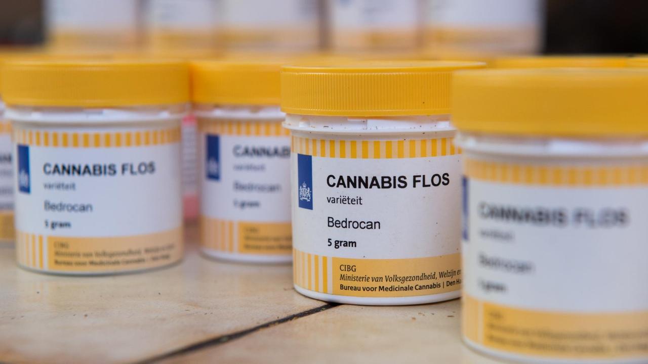Dosen mit aus medizinischen Gründen erlaubtem Cannabis-Präparat stehen auf einem Tisch. Dosen mit aus medizinischen Gründen erlaubtem Cannabis-Präparat stehen auf einem Tisch.