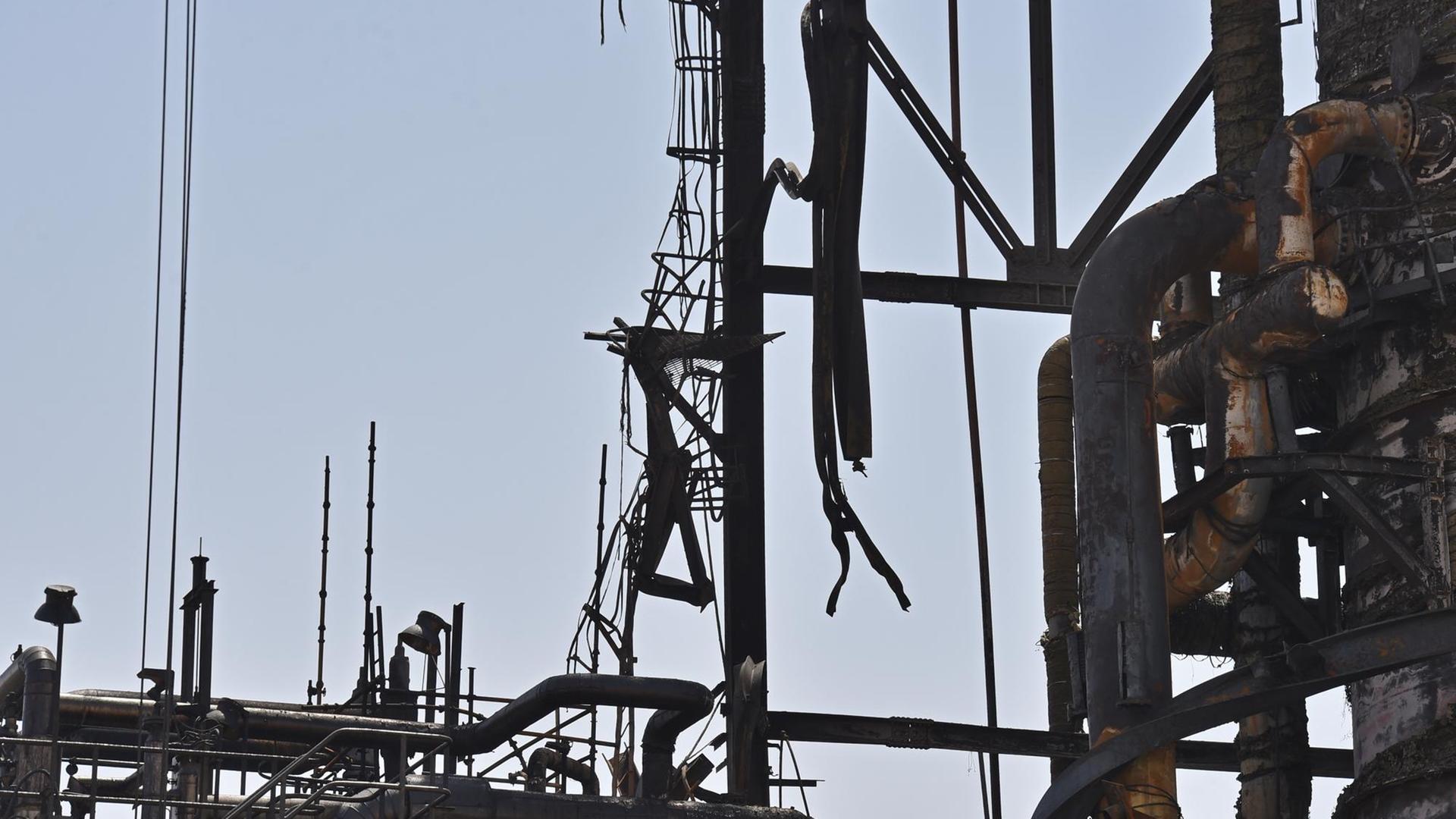 Eine zerstörte Anlage in der saudi-arabischen Ölaufbereitungsanlage Khurais am 20. September 2019. Saudi-Arabien sagte am 17. September, dass sich seine Ölproduktion bis Ende September wieder normalisieren wird und versuchte, die verunsicherten Energiemärkte nach den Angriffen zu beruhigen, die seine Produktion um die Hälfte reduzierten. Die Angriffe auf Abqaiq - der weltweit größten Ölverarbeitungsanlage - und das Khurais-Ölfeld im Osten Saudi-Arabiens haben die Energiemärkte erschüttert und die Angst vor einem Konflikt in der Golfregion wiederbelebt. Eine zerstörte Anlage in der saudi-arabischen Ölaufbereitungsanlage Khurais am 20. September 2019. Saudi-Arabien sagte am 17. September, dass sich seine Ölproduktion bis Ende September wieder normalisieren wird und versuchte, die verunsicherten Energiemärkte nach den Angriffen zu beruhigen, die seine Produktion um die Hälfte reduzierten. Die Angriffe auf Abqaiq - der weltweit größten Ölverarbeitungsanlage - und das Khurais-Ölfeld im Osten Saudi-Arabiens haben die Energiemärkte erschüttert und die Angst vor einem Konflikt in der Golfregion wiederbelebt.
