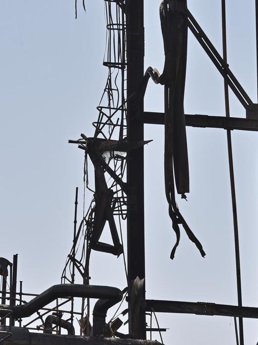 Eine zerstörte Anlage in der saudi-arabischen Ölaufbereitungsanlage Khurais am 20. September 2019. Saudi-Arabien sagte am 17. September, dass sich seine Ölproduktion bis Ende September wieder normalisieren wird und versuchte, die verunsicherten Energiemärkte nach den Angriffen zu beruhigen, die seine Produktion um die Hälfte reduzierten. Die Angriffe auf Abqaiq - der weltweit größten Ölverarbeitungsanlage - und das Khurais-Ölfeld im Osten Saudi-Arabiens haben die Energiemärkte erschüttert und die Angst vor einem Konflikt in der Golfregion wiederbelebt.
