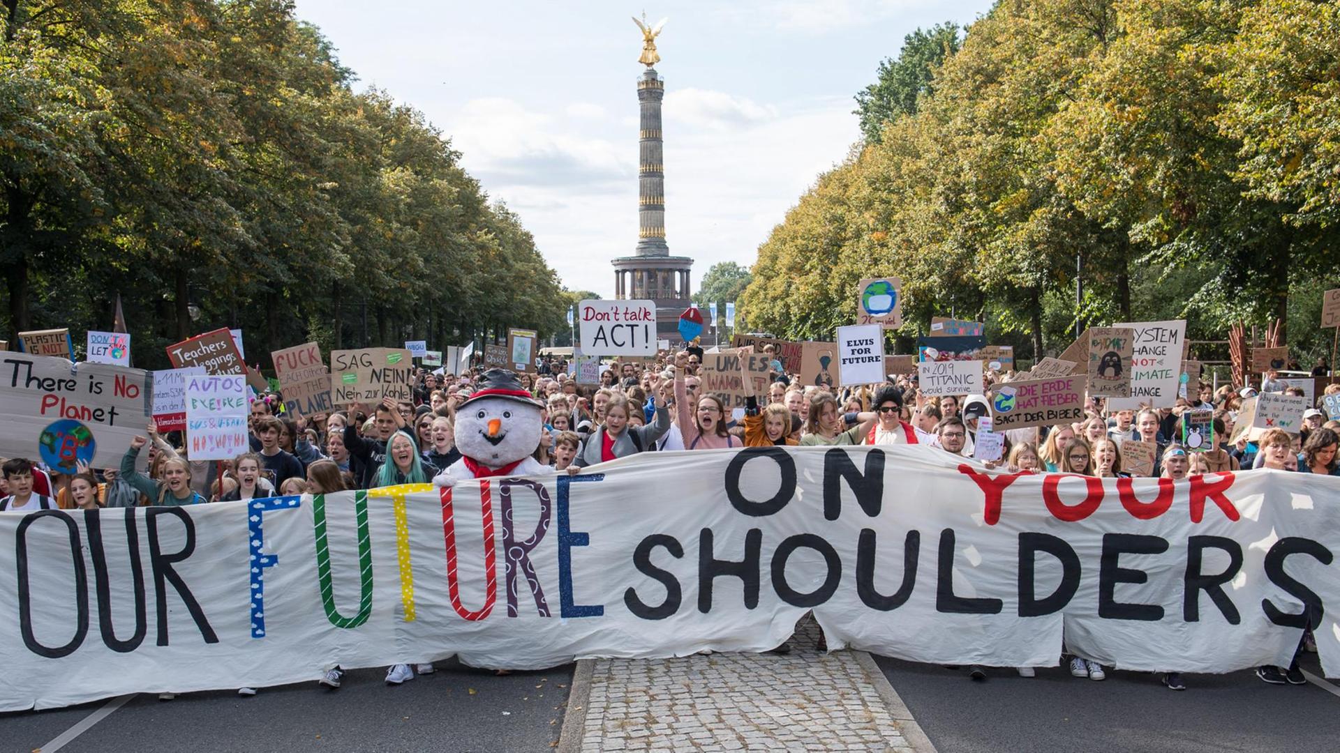 Klimademo am 20. September in Berlin. Tausende Menschen stehen mit Plakaten und Spruchbändern vor der Siegessäule. Klimademo am 20. September in Berlin. Tausende Menschen stehen mit Plakaten und Spruchbändern vor der Siegessäule.