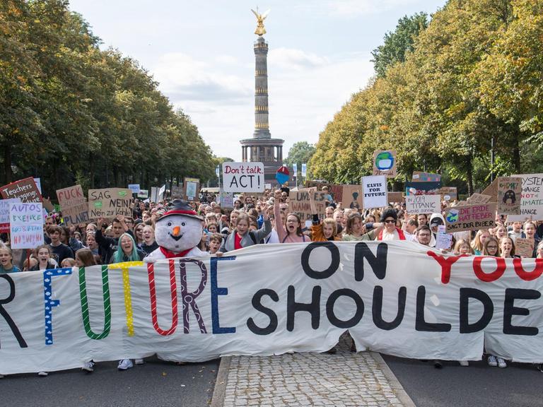 Klimademo am 20. September in Berlin. Tausende Menschen stehen mit Plakaten und Spruchbändern vor der Siegessäule.