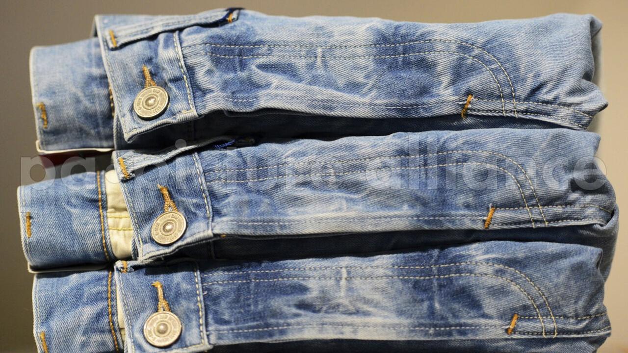 Zusammengelegte gestapelte Jeans liegen in einem Geschäft Zusammengelegte gestapelte Jeans liegen in einem Geschäft