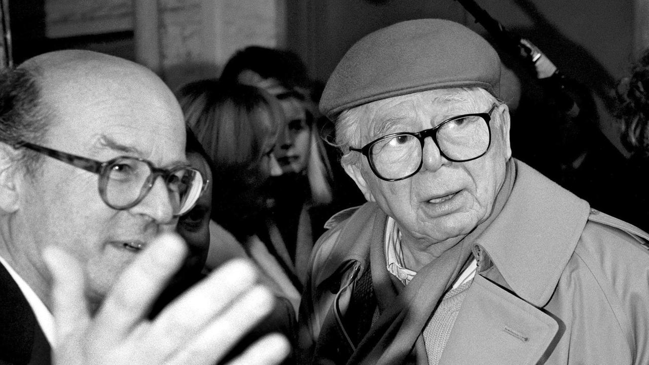 Der Filmregisseur Billy Wilder wird am 26.2.1993 von seinem Kollegen Volker Schlöndorff (l.) durch das Studiogelände in Potsdam-Babelberg geführt. Der Filmregisseur Billy Wilder wird am 26.2.1993 von seinem Kollegen Volker Schlöndorff (l.) durch das Studiogelände in Potsdam-Babelberg geführt.