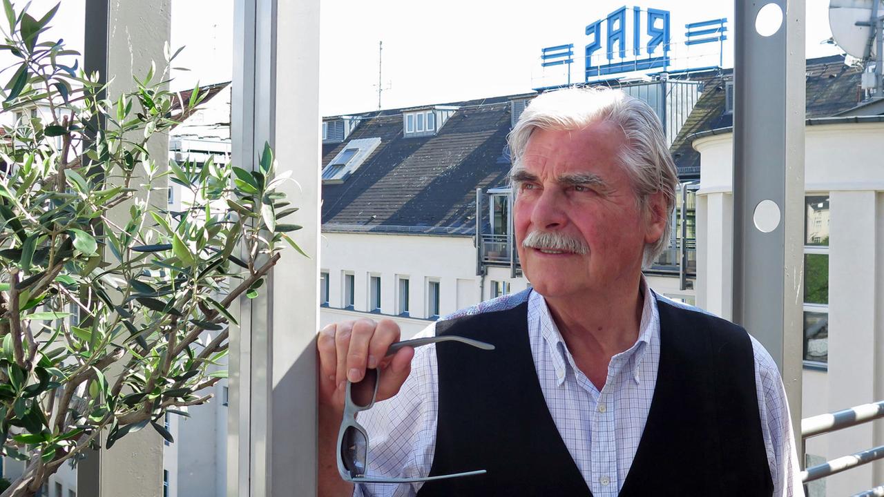 Beim Besuch im Funkhaus vom Deutschlandradio Kultur trug Peter Simonischek kein künstliches Gebiss. Beim Besuch im Funkhaus vom Deutschlandradio Kultur trug Peter Simonischek kein künstliches Gebiss.