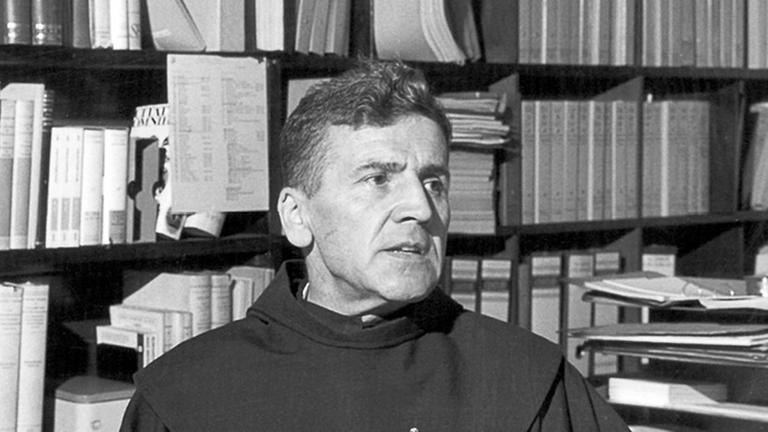 Porträt des Franziskanermönchs Herman Leo Van Breda, vor einem Bücherregal sitzend. Porträt des Franziskanermönchs Herman Leo Van Breda, vor einem Bücherregal sitzend.