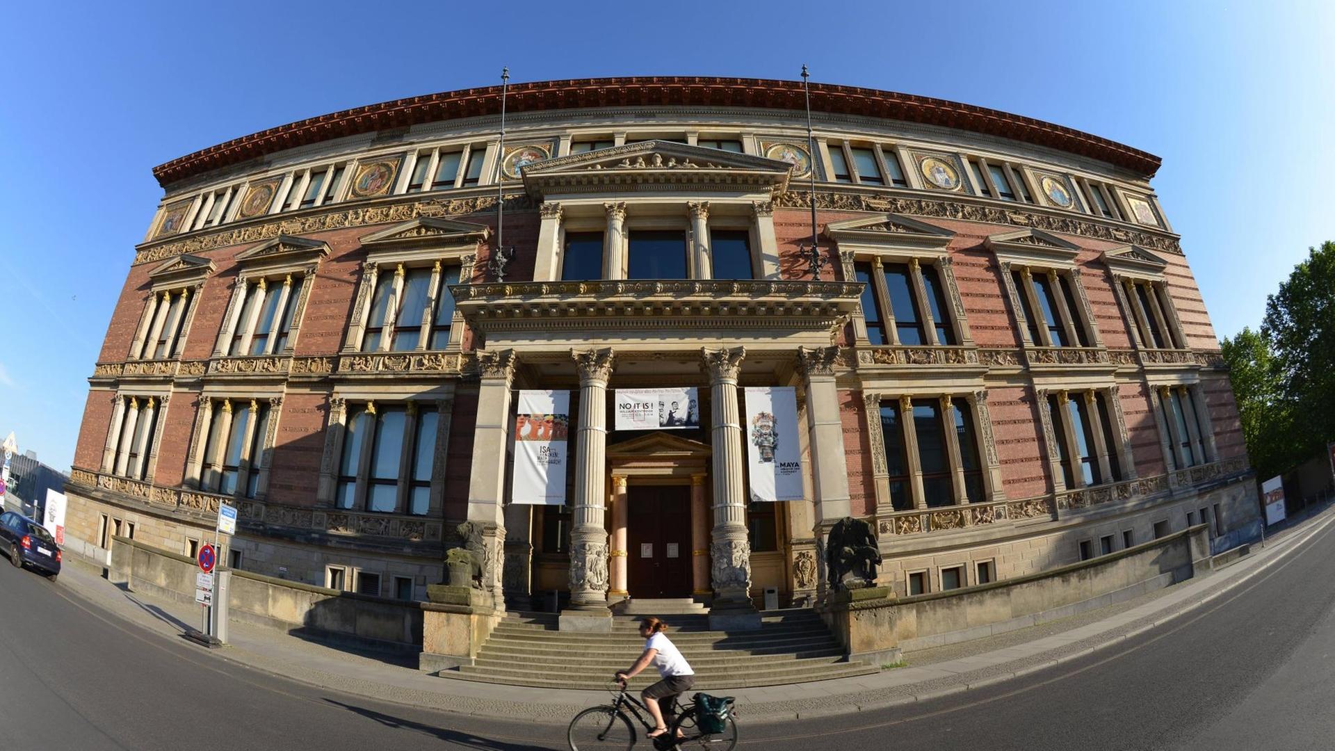 Martin-Gropius-Bau in der Niederkirchnerstrasse in Berlin Kreuzberg. Martin-Gropius-Bau in der Niederkirchnerstrasse in Berlin Kreuzberg.