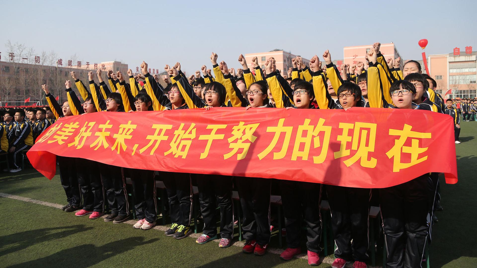 Junge Chinesen in der nordchinesischen Hebei-Provinz bei einer Massenveranstaltung zum Gao Kao, der nationalen Abschlussprüfung für den Eintritt ins Studium, aufgenommen am 26.2.2015. Junge Chinesen in der nordchinesischen Hebei-Provinz bei einer Massenveranstaltung zum Gao Kao, der nationalen Abschlussprüfung für den Eintritt ins Studium, aufgenommen am 26.2.2015.