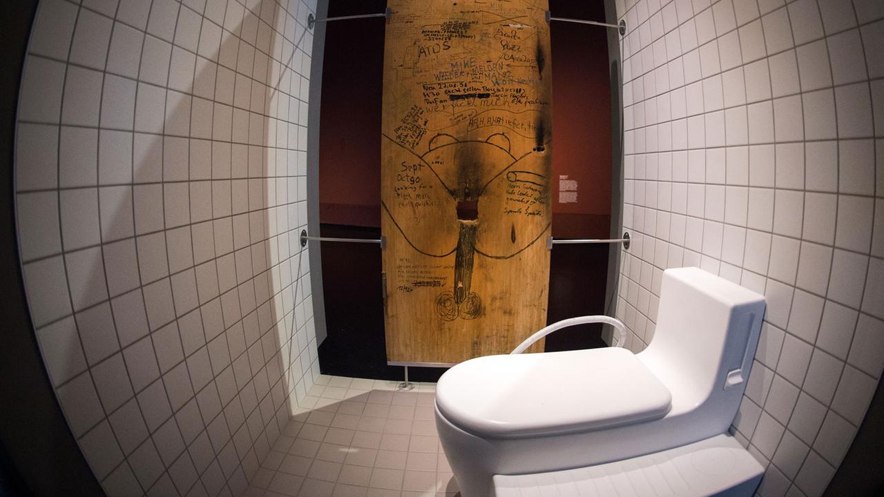 «Loolaboo - The terra preta toilet» von Sabine Schober, Triften Design Studio (2012) und Ralf Otterpohl, Institut für Abwasserwirtschaft und Gewässerschutz, TU Hamburg, wird am 25.11.2016 in der Ausstellung «Scham. 100 Gründe rot zu werden» im Deutschen Hygiene-Museum in Dresden (Sachsen) gezeigt... «Loolaboo - The terra preta toilet» von Sabine Schober, Triften Design Studio (2012) und Ralf Otterpohl, Institut für Abwasserwirtschaft und Gewässerschutz, TU Hamburg, wird am 25.11.2016 in der Ausstellung «Scham. 100 Gründe rot zu werden» im Deutschen Hygiene-Museum in Dresden (Sachsen) gezeigt...