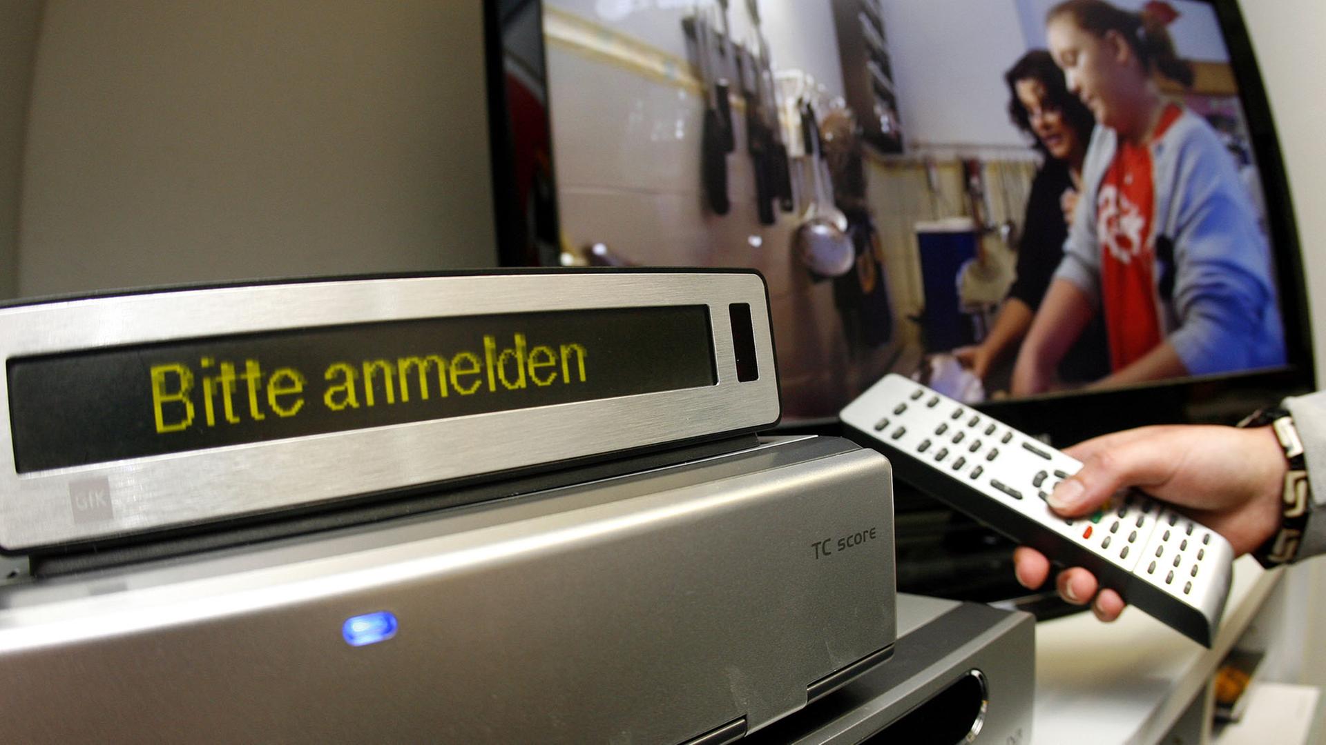 Ein Mess-Gerät für Einschaltquoten: Auf dem Display steht der Hinweis "Bitte anmelden". Ein Mess-Gerät für Einschaltquoten: Auf dem Display steht der Hinweis "Bitte anmelden".