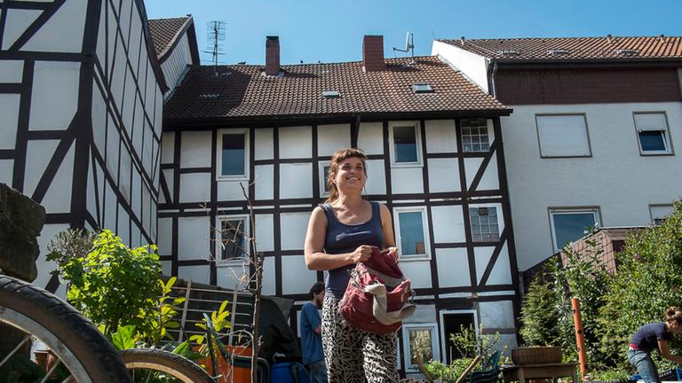 Silvia Hable im Hinterhof des "Transition Hauses" in Witzenhausen Silvia Hable im Hinterhof des "Transition Hauses" in Witzenhausen