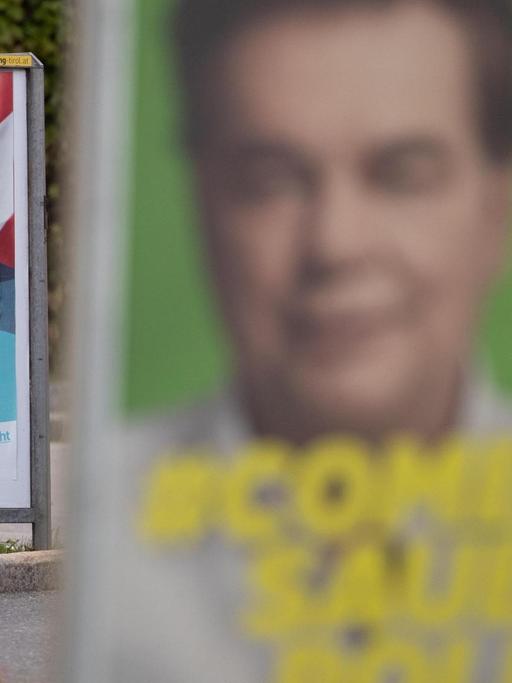 Das Foto zeigt ein Plakat der ÖVP mit Spitzenkandidat Sebastian Kurz, davor in der Unschärfe ein Plakat der österreichischen Grünen.