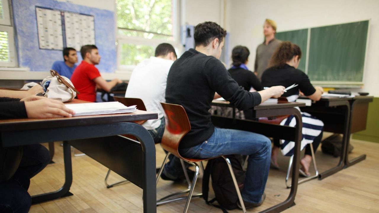 Schüler sitzen im Unterricht an einer Berliner Schule