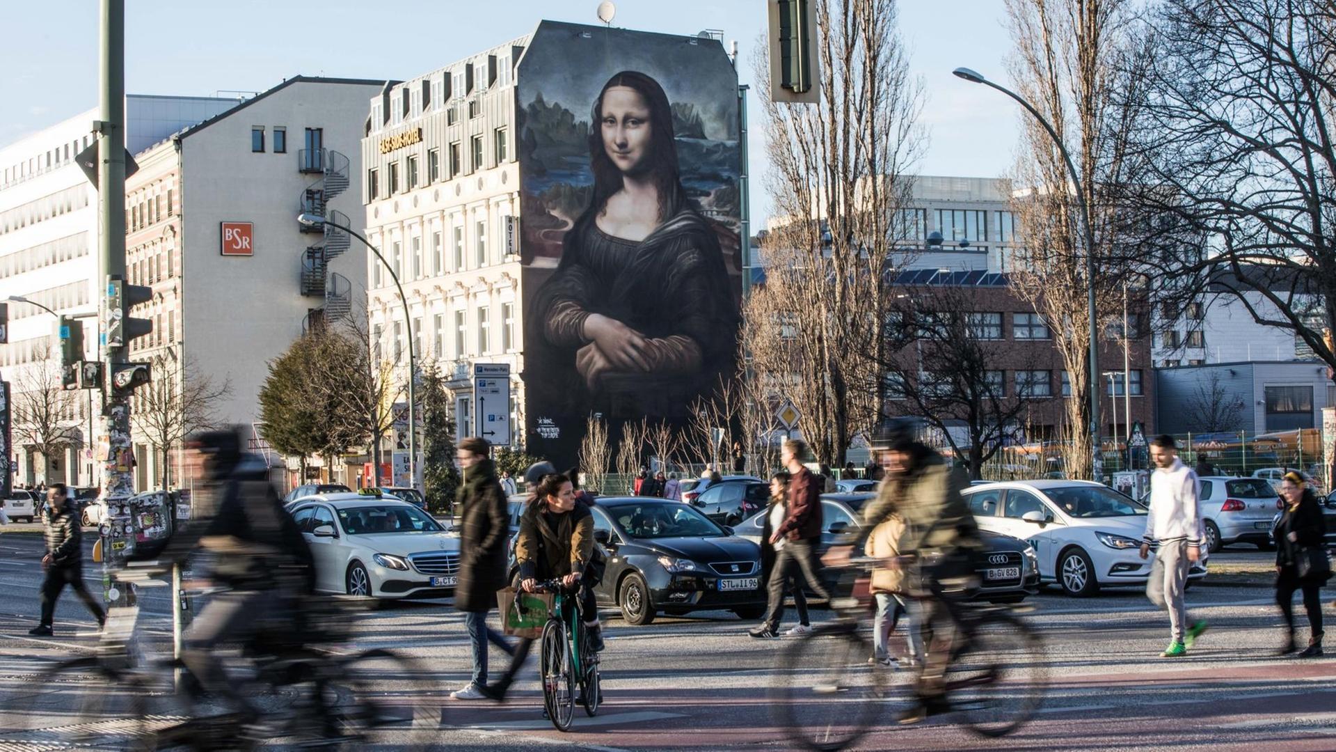Eine riesige Kopie des berühmten Porträts von Leonardo da Vinci, Mona Lisa, hängt an einer Hauswand in der Nähe der East Side Gallery in Berlin. Eine riesige Kopie des berühmten Porträts von Leonardo da Vinci, Mona Lisa, hängt an einer Hauswand in der Nähe der East Side Gallery in Berlin.