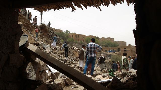 Menschen im Jemen betrachten die Trümmer zerstörter Häuser im Dorf Bani Matar, 70 Kilometer westlich der Hauptstadt Sanaa.