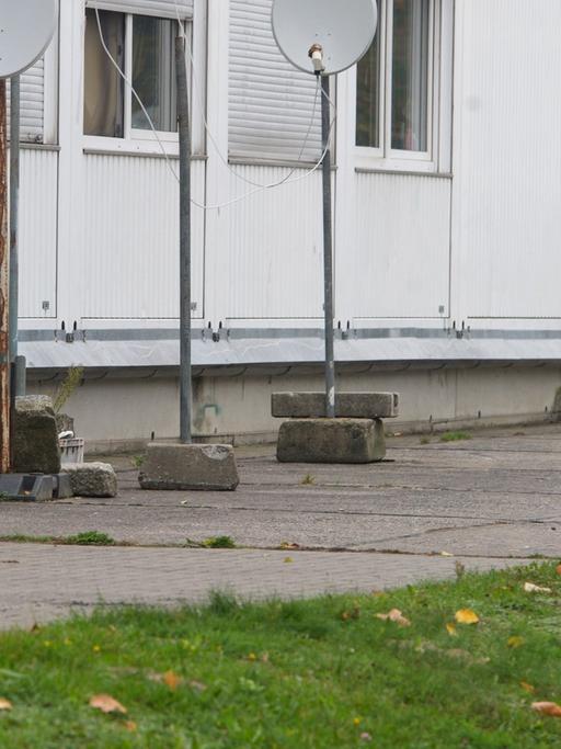 Eine Gemeinschaftsunterkunft für Flüchtlinge steht am 07.10.2014 auf der kleinen Insel Dänholm, einem Stadtteil von Stralsund (Mecklenburg-Vorpommern). Das Asylbewerberheim in Container-Bauweise, ausgestattet mit Bädern und Küchen, ist seit 1996 geöffnet.