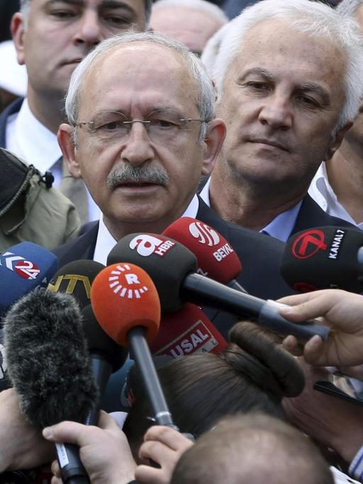 Der türkische Oppositionsführer und CHP-Chef Kemal Kilicdaroglu äußert sich vor Journalisten, nachdem er in einem Wahllokal in Ankara seine Stimme beim Referendum abgegeben hat.