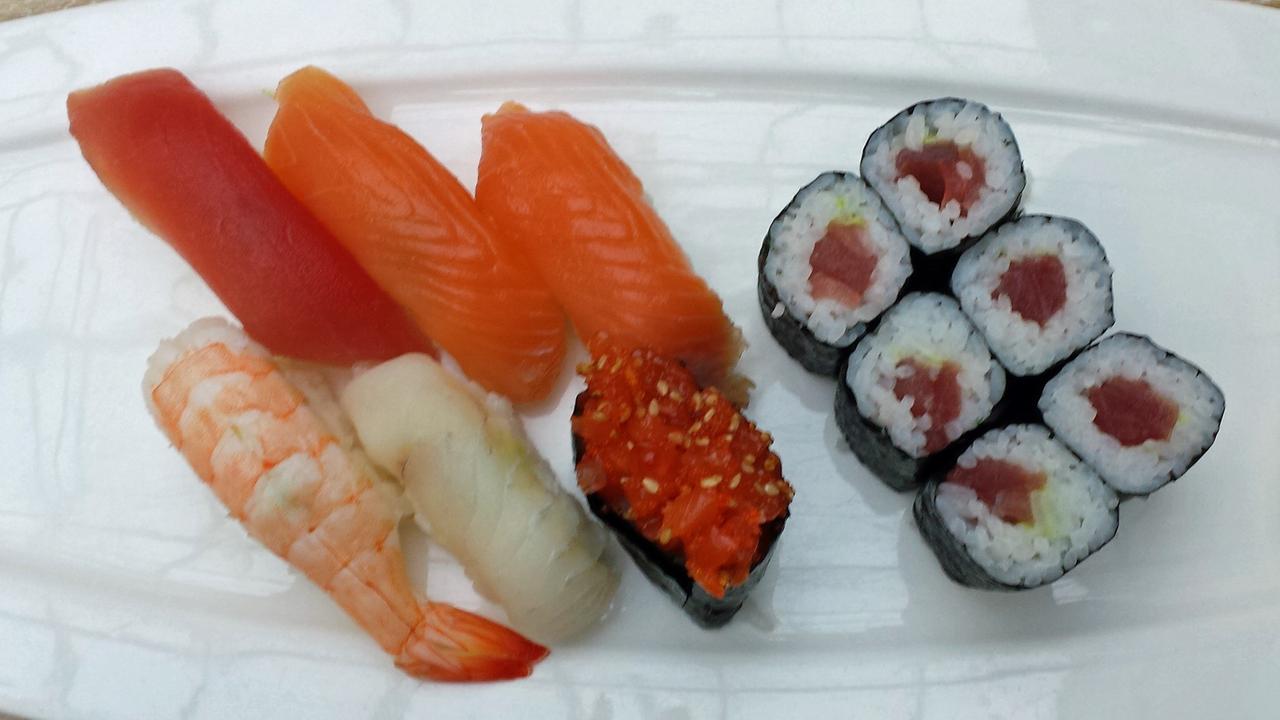 Unterschiedliche Sorten Sushi liegen auf einem weißen Teller. Unterschiedliche Sorten Sushi liegen auf einem weißen Teller.