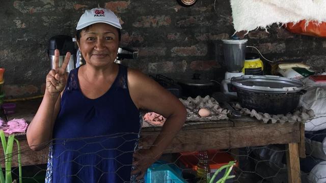 Eine Frau in einem Lager der entwaffneten FARC-Guerilla in Patia (Kolumbien)