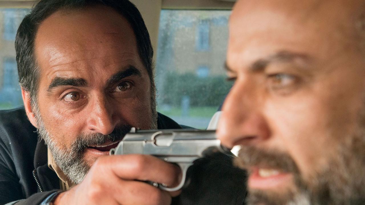 Szene aus dem ARD-Tatort "DIE FEIGHEIT DES LÖWEN": Der syrische Flüchtling Harun (Navid Negahban) zwingt seinen Bruder Nagib (Husam Chadat) zur Flucht. Szene aus dem ARD-Tatort "DIE FEIGHEIT DES LÖWEN": Der syrische Flüchtling Harun (Navid Negahban) zwingt seinen Bruder Nagib (Husam Chadat) zur Flucht.
