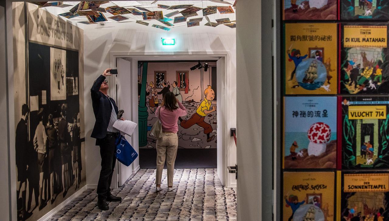 Besucher der "Hergé"-Ausstellung im Pariser Grand Palais sehen sich Zeichnungen des belgischen Tim & Struppi"-Zeichners an. Besucher der "Hergé"-Ausstellung im Pariser Grand Palais sehen sich Zeichnungen des belgischen Tim & Struppi"-Zeichners an.