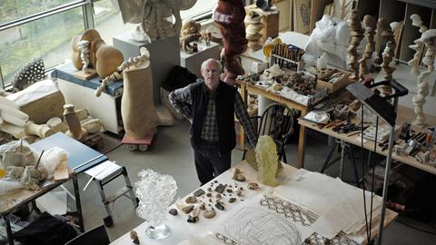 Der britischen Künstlers und Bildhauer Tony Cragg, steht inmitten einiger seiner Skulpturen und anderen Arbeiten in seinem Atelier in Wuppertal.