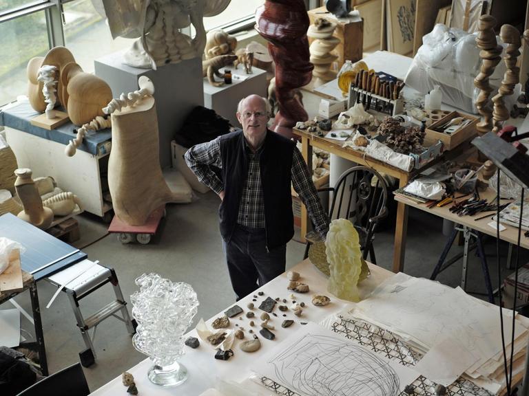 Der britischen Künstlers und Bildhauer Tony Cragg, steht inmitten einiger seiner Skulpturen und anderen Arbeiten in seinem Atelier in Wuppertal.