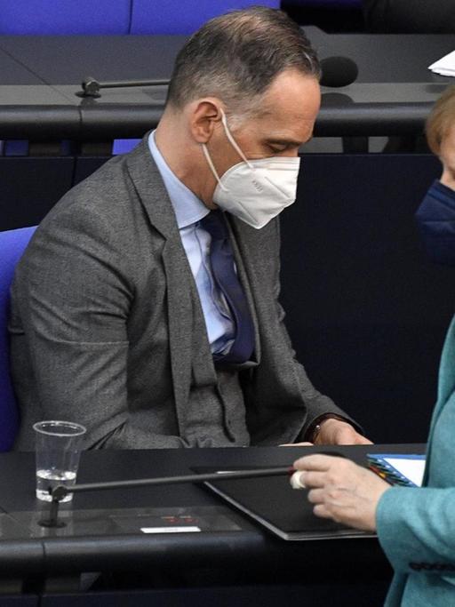 Bundesaußenminister Heiko Maas und Bundeskanzlerin Angela Merkel im Bundestag
