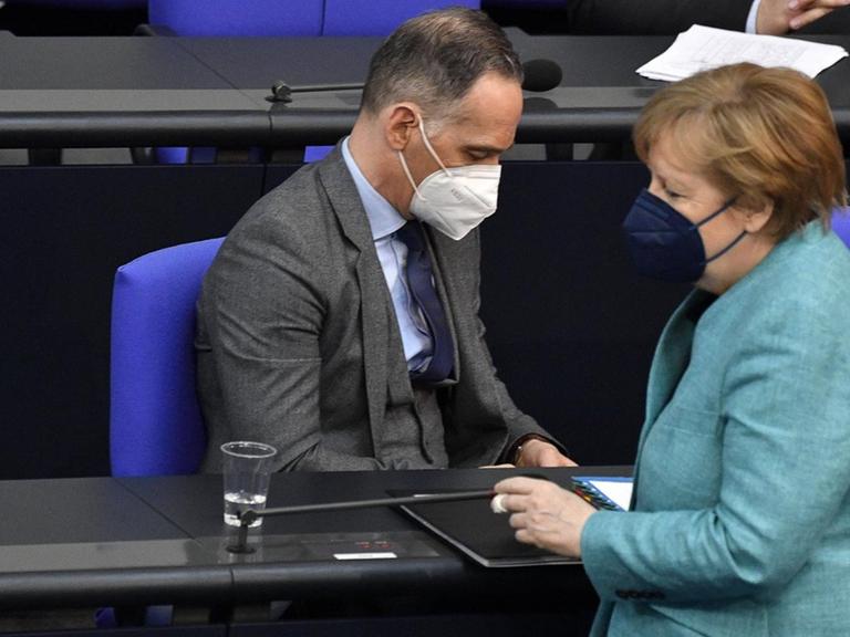 Bundesaußenminister Heiko Maas und Bundeskanzlerin Angela Merkel im Bundestag
