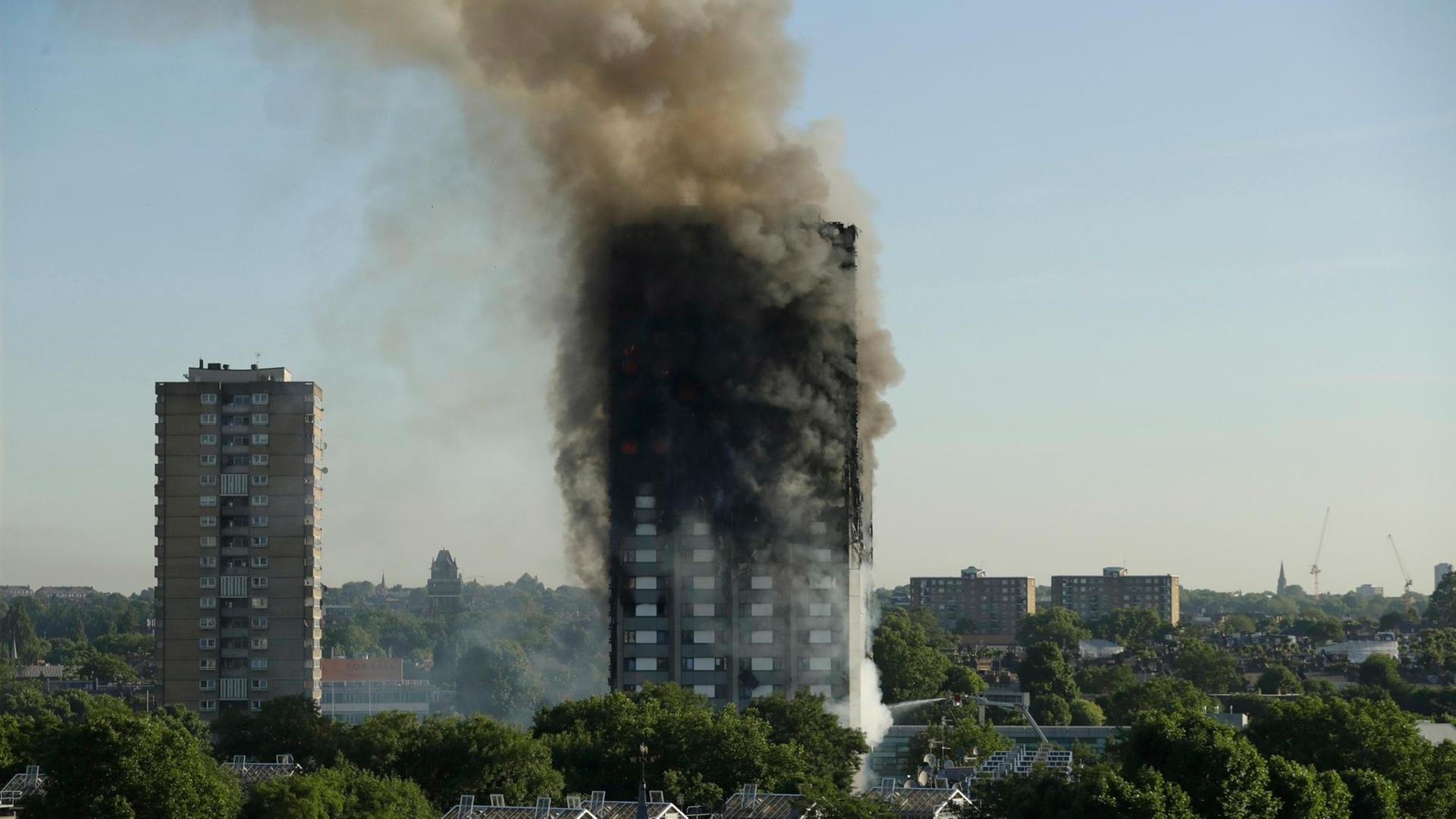 Der brennende Grenfell-Tower im Juni 2017 Der brennende Grenfell-Tower im Juni 2017