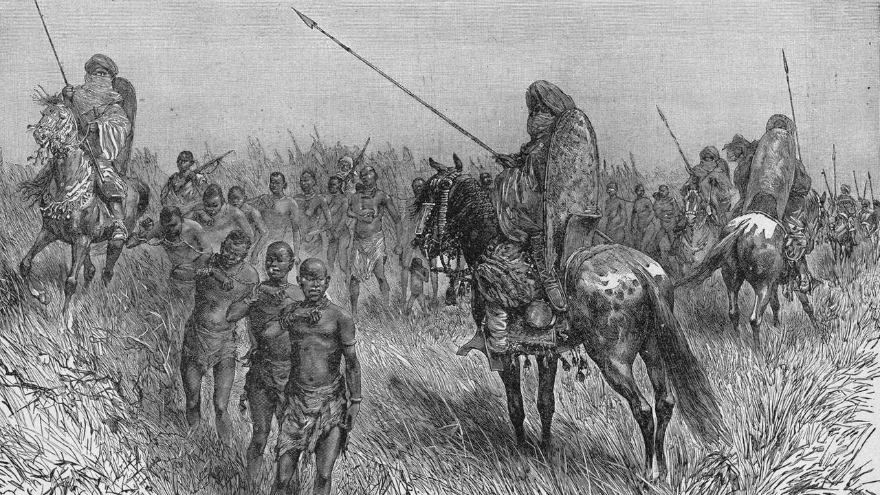 Eine Radierung aus der Zeit um 1870 zeigt eine Gruppe gefangener Sklaven, die von muslimischen Sklavenhändlern zu Pferd umkreist werden. Eine Radierung aus der Zeit um 1870 zeigt eine Gruppe gefangener Sklaven, die von muslimischen Sklavenhändlern zu Pferd umkreist werden.