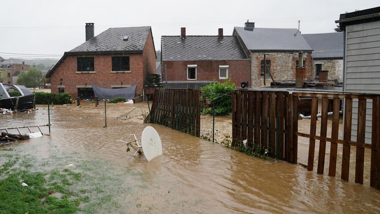 Eine überflutete Straße in Rochefort. 