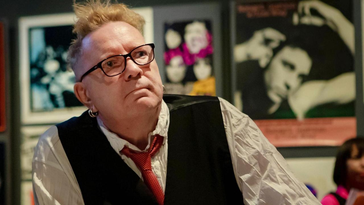 Der Sänger Johnny Rotten in der Ausstellung: "Too Fast to Live, Too Young to Die: Punk Graphics" Der Sänger Johnny Rotten in der Ausstellung: "Too Fast to Live, Too Young to Die: Punk Graphics"