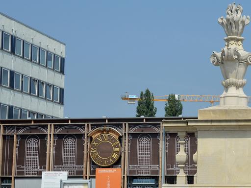 Ein Eckstück der Balustrade der Garnisonkirche mit Flammenvase und Satyrkopfvase erinnern am 29.07.2014 in Potsdam (Brandenburg) an die gesprengte Garnisonkirche.