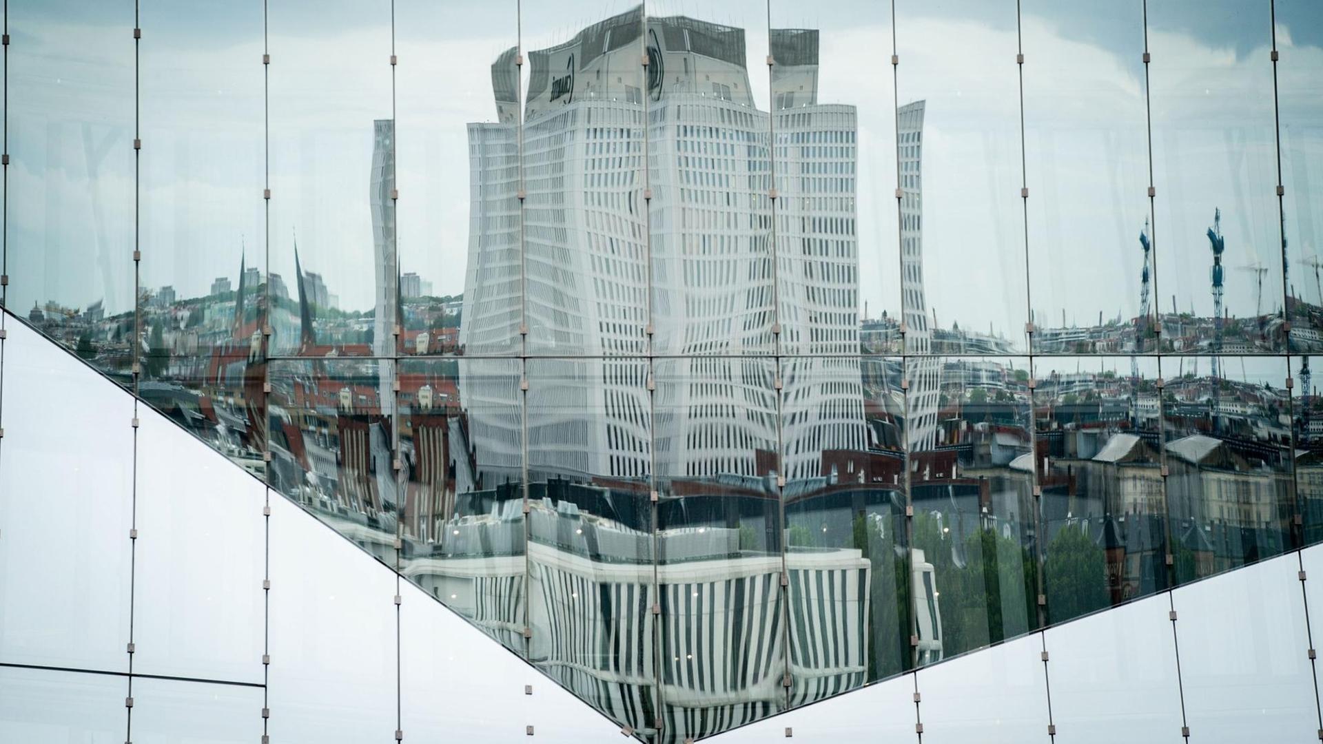 Die Universitätsklinik Charite mit dem Bettenhaus spiegelt sich in einer Bürohausfassade in Berlin-Mitte. Die Universitätsklinik Charite mit dem Bettenhaus spiegelt sich in einer Bürohausfassade in Berlin-Mitte.
