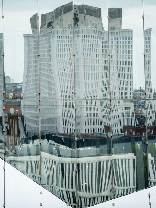 Die Universitätsklinik Charite mit dem Bettenhaus spiegelt sich in einer Bürohausfassade in Berlin-Mitte.
