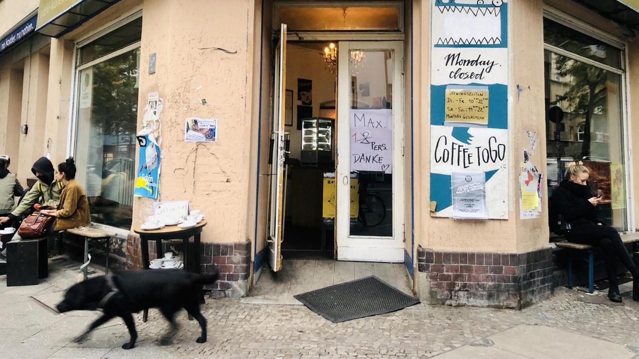 Eingang eines Gebäudes mit Kneipe Eingang eines Gebäudes mit Kneipe