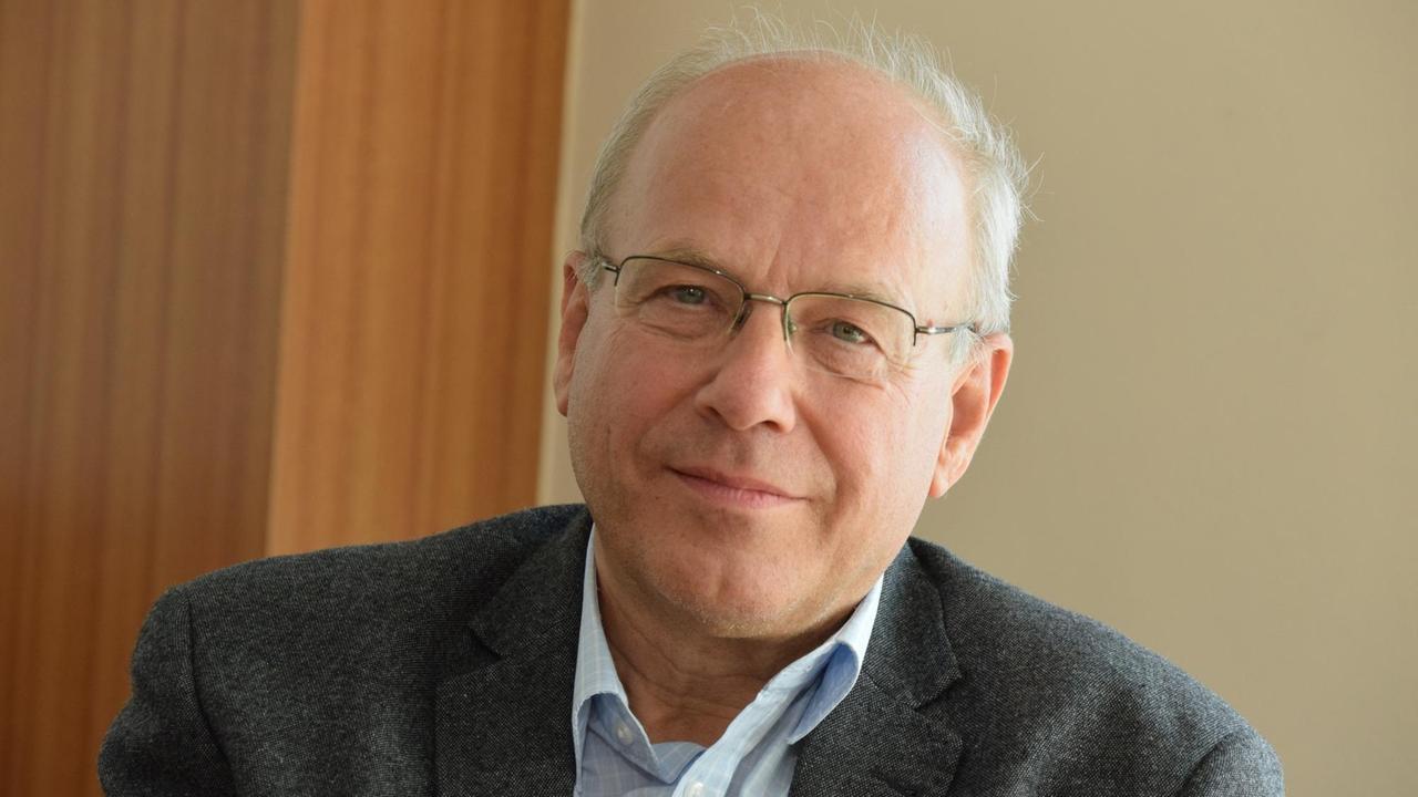 Porträt des Jesuitenpaters Klaus Mertes im dunklen Sakko mit hellblauem offenem Hemd Porträt des Jesuitenpaters Klaus Mertes im dunklen Sakko mit hellblauem offenem Hemd