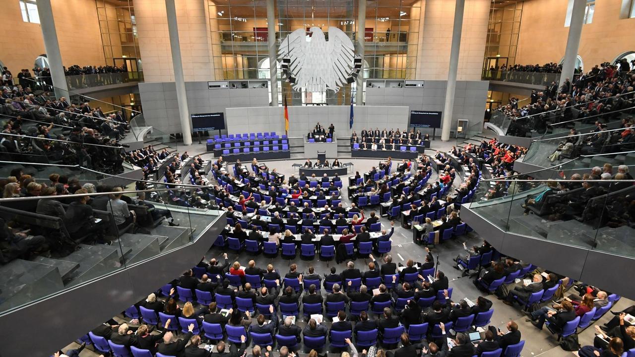 Blick auf die konstituierende Sitzung des 19. Deutschen Bundestages am 24.10.2017 im Plenarsaal im Reichstagsgebäude in Berlin. Blick auf die konstituierende Sitzung des 19. Deutschen Bundestages am 24.10.2017 im Plenarsaal im Reichstagsgebäude in Berlin.