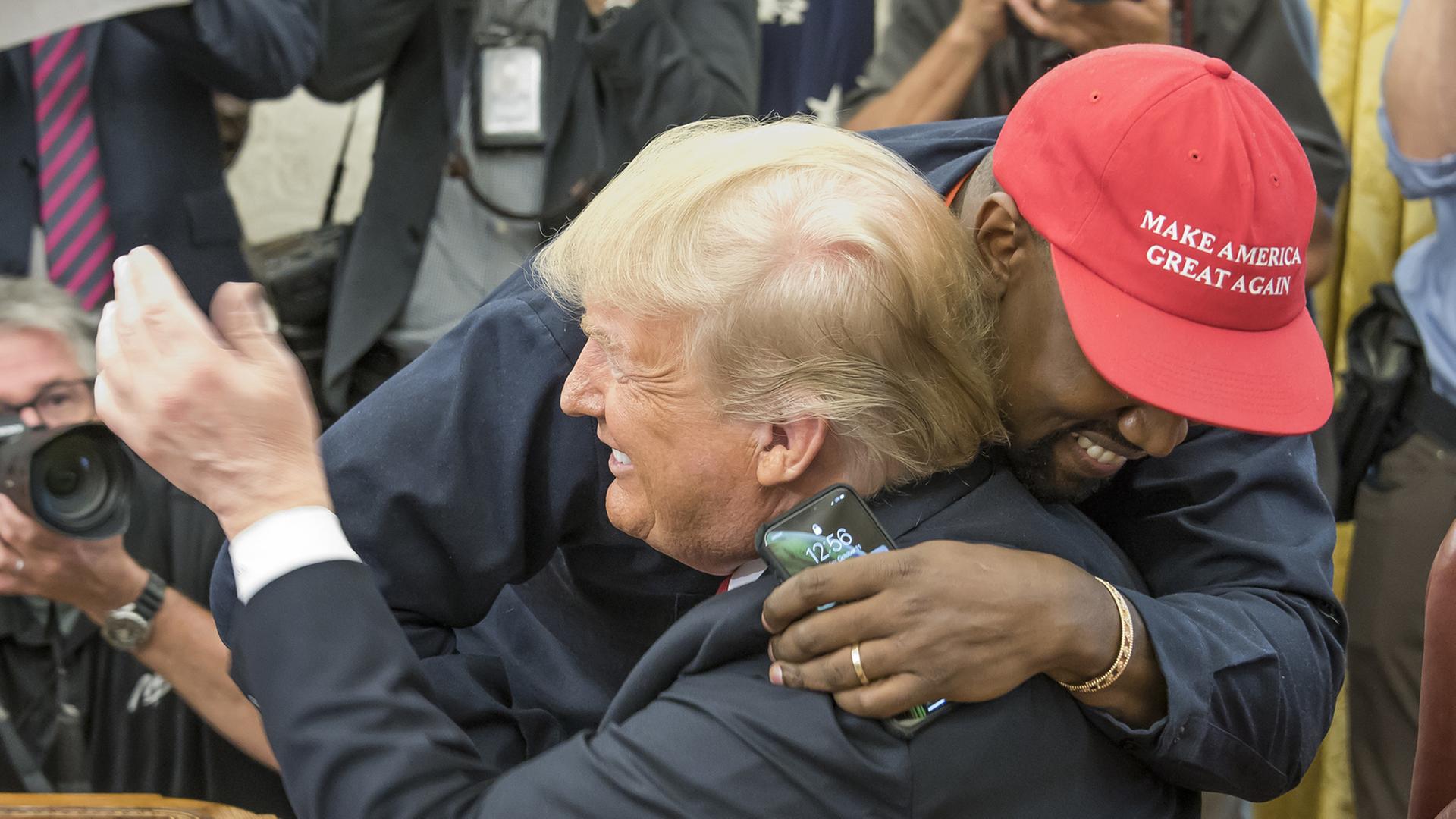 US-Präsident Donald Trump wird von dem Musiker Kanye West umarmt US-Präsident Donald Trump wird von dem Musiker Kanye West umarmt