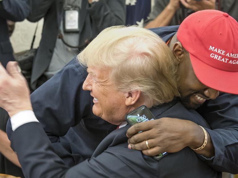 US-Präsident Donald Trump wird von dem Musiker Kanye West umarmt