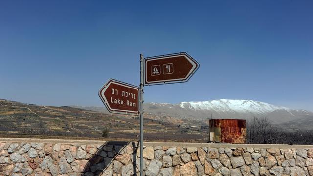 Schilder an der syrisch-israelischen Grenze auf den Golanhöhen