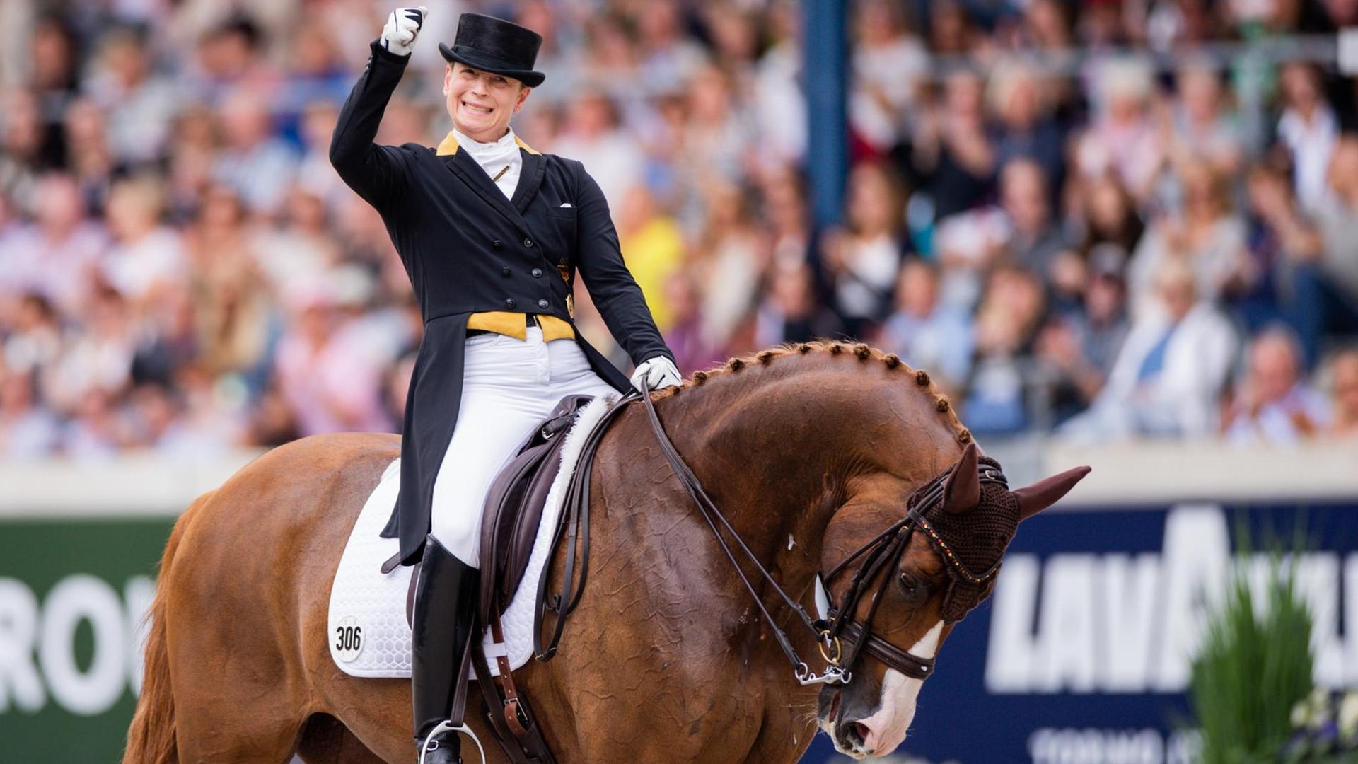 Die Reiterin Isabell Werth hat 2019 mit ihren Pferd den Dressur-Preis in Aachen gewonnen. Die Reiterin Isabell Werth hat 2019 mit ihren Pferd den Dressur-Preis in Aachen gewonnen.