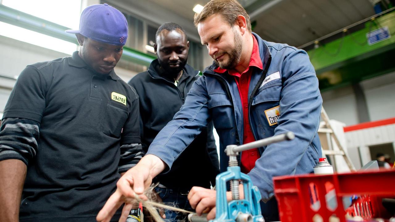 Immer mehr Unternehmen in Bayern bieten Flüchtlingen Praktika oder einen Ausbildungsplatz an. Immer mehr Unternehmen in Bayern bieten Flüchtlingen Praktika oder einen Ausbildungsplatz an.